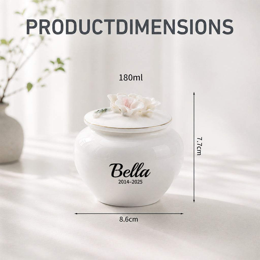 Size guide for ceramic pet keepsake urn showing 8.6cm width, 7.7cm height, and 180ml capacity