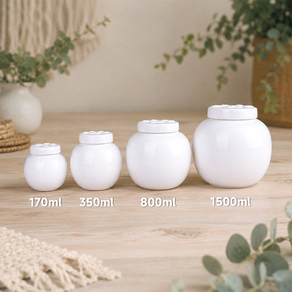 Size guide showing XS, S, M, and L dog cremation urn dimensions with capacity in milliliters
